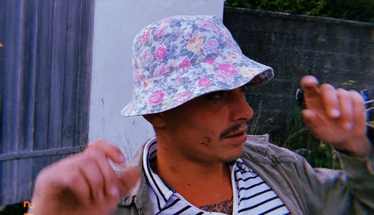 La petite histoire du bob : tout ce que vous devez savoir sur ce chapeau tendance